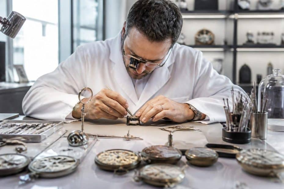 horloger à proximité offrant des services rapides de réparation et d'entretien de montres pour garantir la précision et la longévité de vos garde-temps.